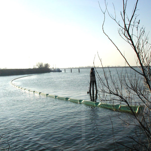 Barrière flottante anti-pollution