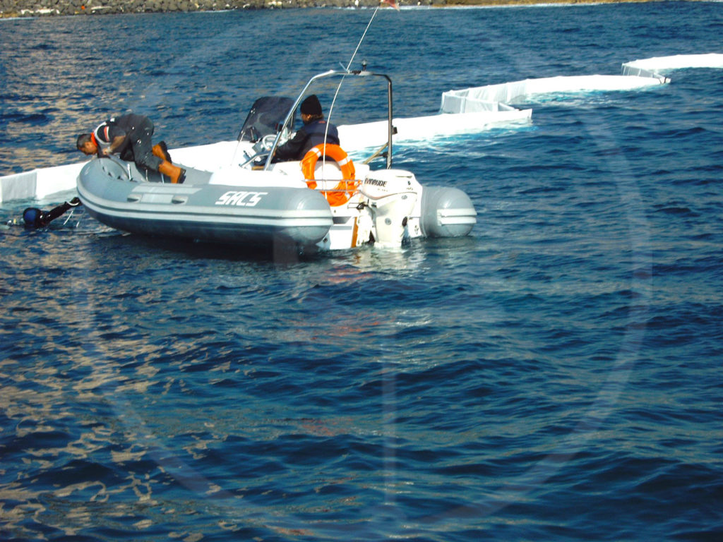 Anti-pollution barriers for internal waters