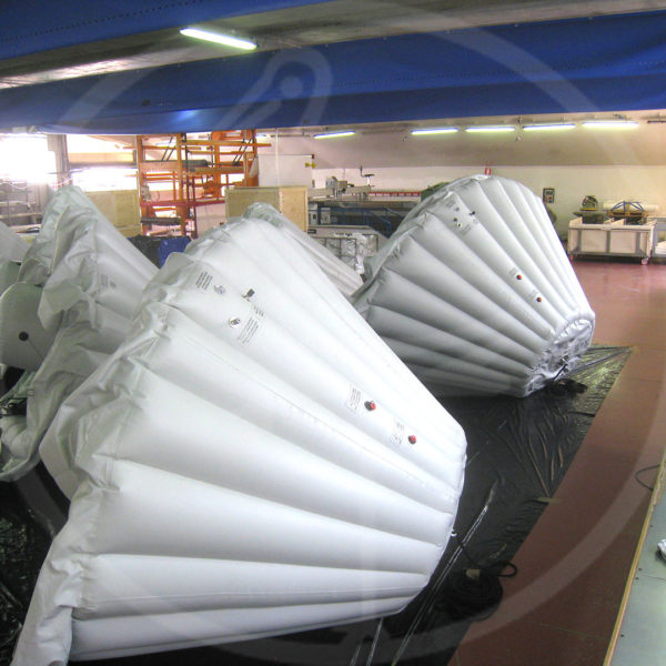 Casques gonflables de protection pour fusée Ariane. Base Nouvelle Guinée