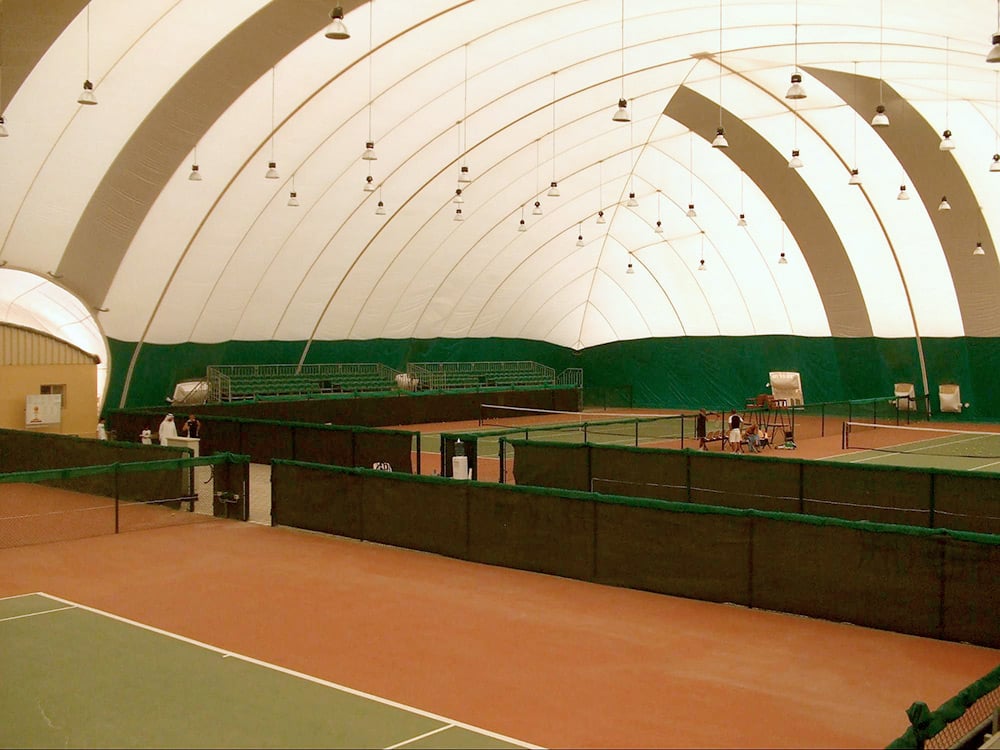 Traglufthalle zur Überdachung von Tennisplätzen copertura pressostatica per campo da tennis