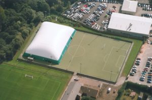 Traglufthalle zur Überdachung von Sportanlagen copertura pressostatica per impianto sportivo