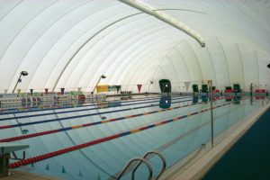 Traglufthalle zur Überdachung von Schwimmbecken copertura pressostatica per piscina